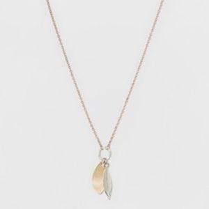 Toggle Closure & Leaves Short Necklace